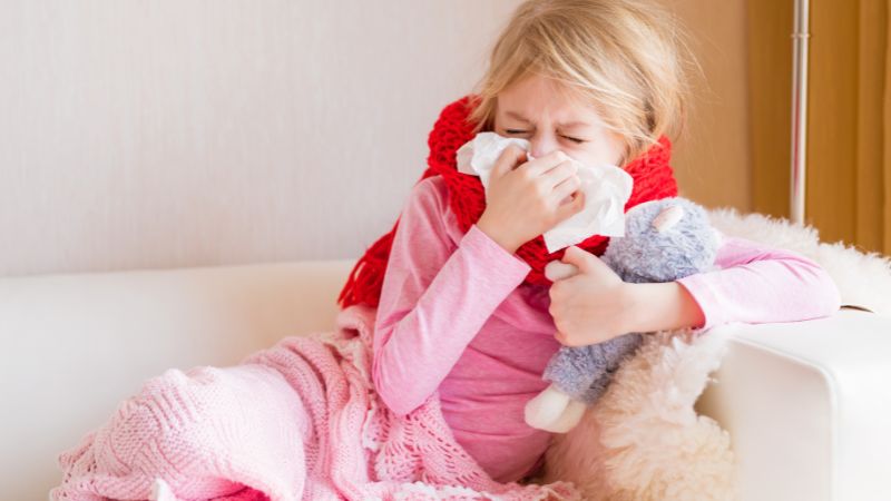 Nên làm gì khi trẻ bị nghẹt mũi sổ mũi do cảm lạnh?