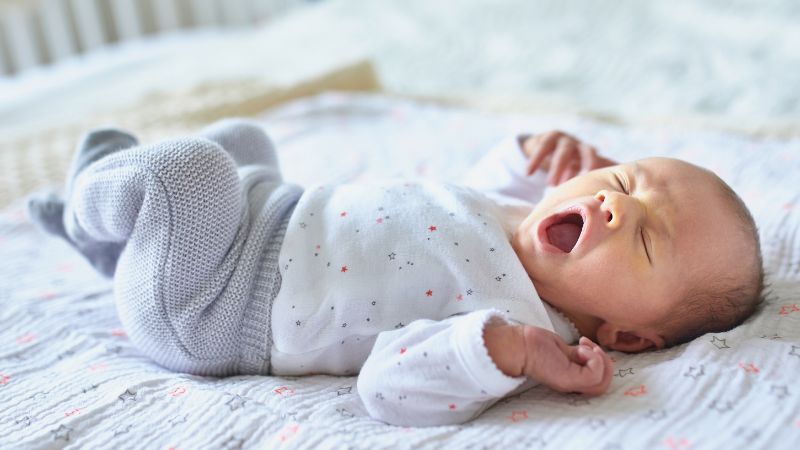 Trẻ sơ sinh bị nghẹt mũi hắt hơi phải làm sao?
