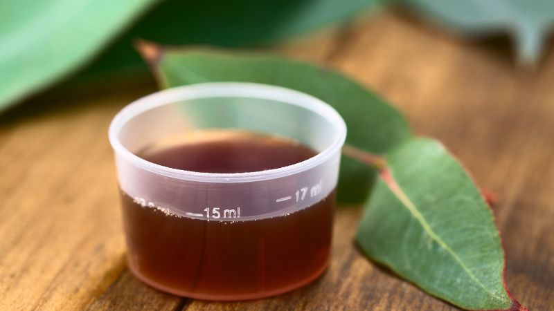 So sánh siro ho thảo dược và tân dược: Nên chọn loại nào để hỗ trợ ho an toàn?