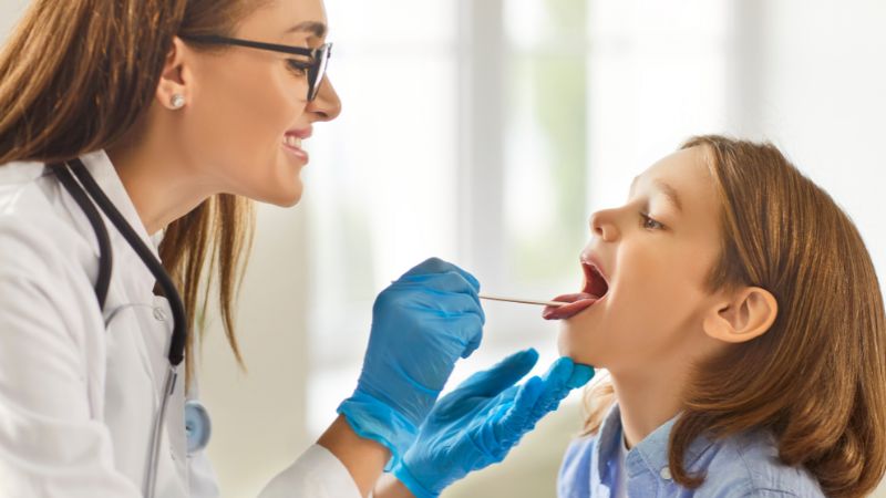 Sai lầm khi chăm sóc họng cho trẻ: Nhiều cha mẹ vẫn đang làm sai mà không biết