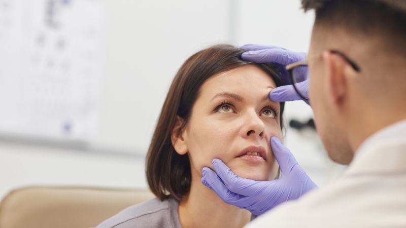 7 dấu hiệu cần đi khám mắt ngay: Đừng để “mỏi mắt” đánh lừa bạn