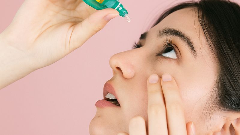 Nước mắt nhân tạo là gì? Tại sao nước muối sinh lý không thể “cứu” đôi mắt khô của bạn?